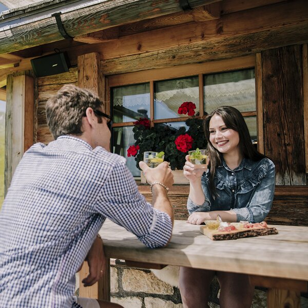 Aperitivo in rifugio | © Federico Modica - Archivio Immagini ApT Val di Fassa Persone che fanno un aperitivo fuori da un rifugio in Val di Fassa | © Federico Modica - Archivio Immagini ApT Val di Fassa