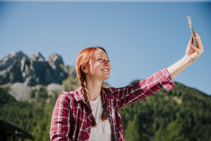 Felicità | © Federico Modica  - Archivio Immagini ApT Val di Fassa Persona che sorride felice mentre si scatta un selfie in Val di Fassa | © Federico Modica  - Archivio Immagini ApT Val di Fassa
